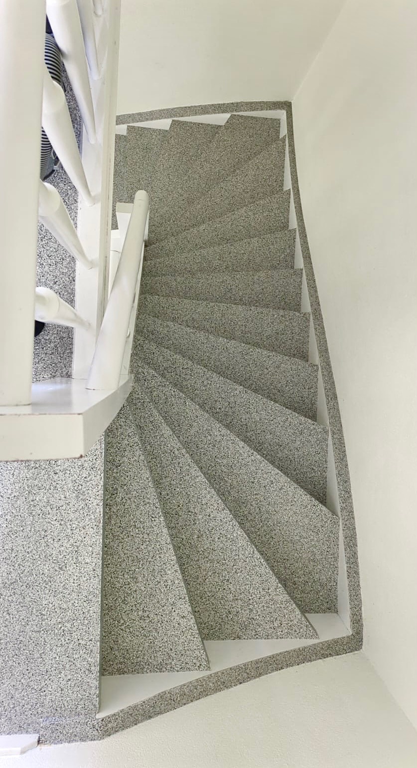 Afbeelding van Ingestrooid vlokken trap